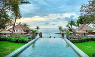 hotel ayana resort bali dengan infinity pool ikonik